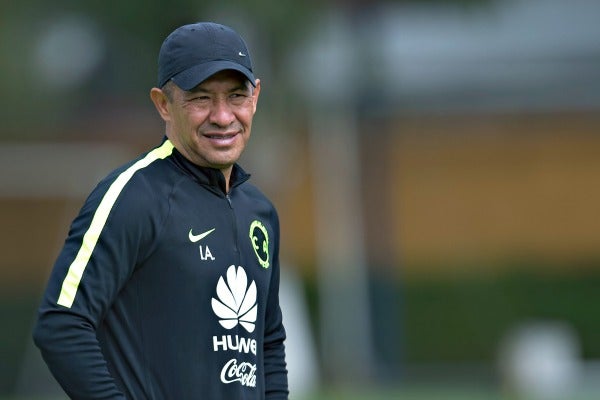 Ambriz en un entrenamiento de las Águilas