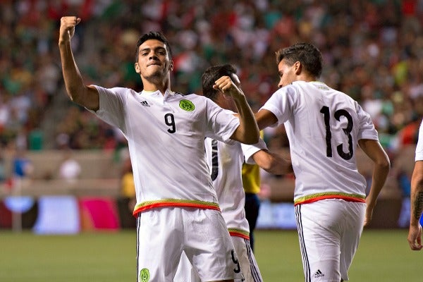 Jiménez celebra un gol con la Selección Mexicana