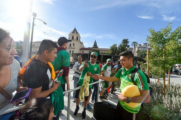 Raúl Jiménez reparte autógrafos a los aficionados