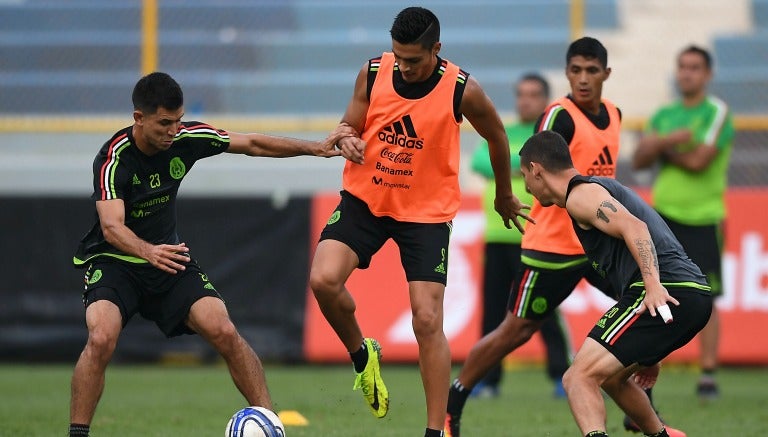 Los jugadores del Tri en entrenamiento en el Cuscatlán