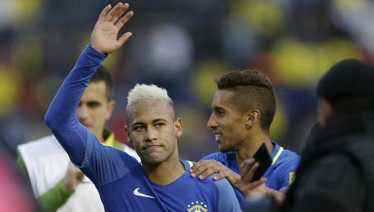 Neymar saluda durante un partido de Brasil