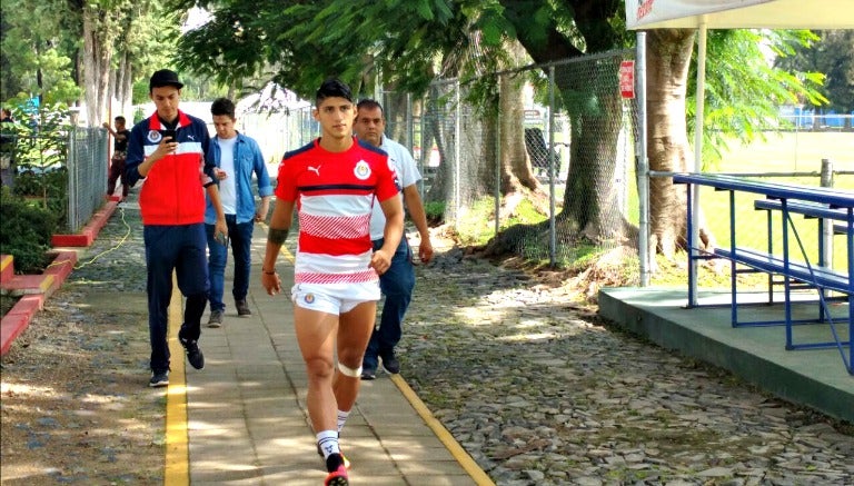 Alan Pulido camina en Verde Valle para atender a los medios