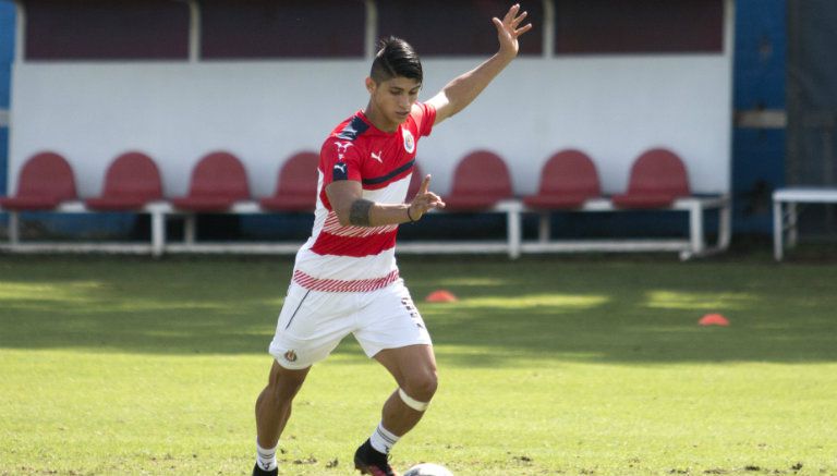 Alan Pulido durante un entrenamiento de Chivas