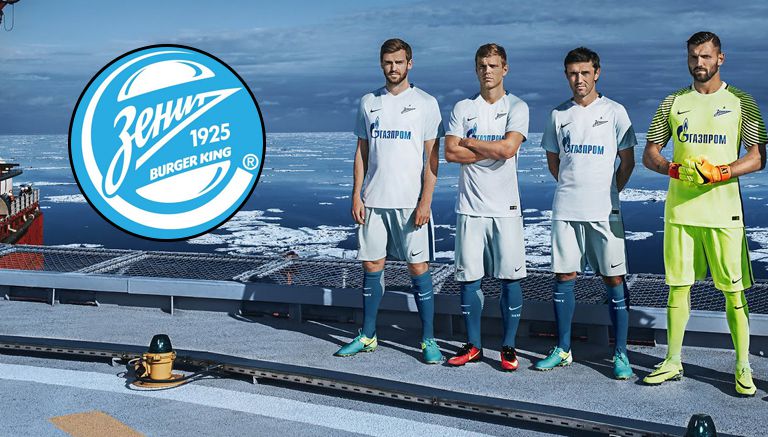 Jugadores del Zenit posan con la nueva playera