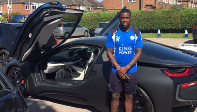 Jeffrey Schlupp posa junto a su coche renovado