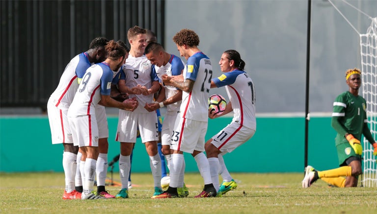 Estados Unidos celebra la primera anotación frente a San Vicente