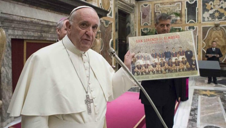 Papa Francisco sostiene una fotografía del San Lorenzo de Almagro