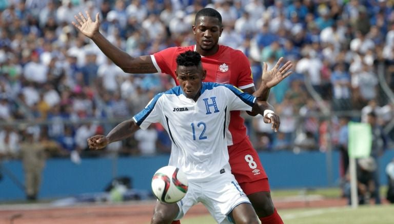 Romell Quioto pelea un balón con Doneil Henry