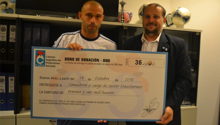  Mascherano entrega certificado del donativo 