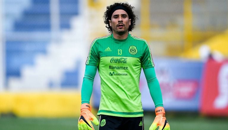 Memo Ochoa, durante un entrenamiento con el Granada