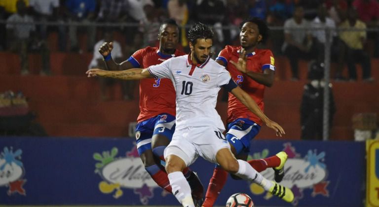 Bryan Ruíz pelea un balón en el partido frente a Haití