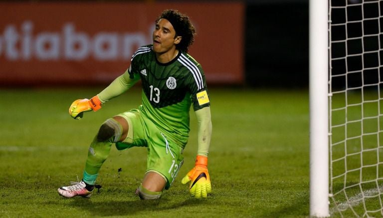 Ochoa se lamenta tras el gol de El Salvador