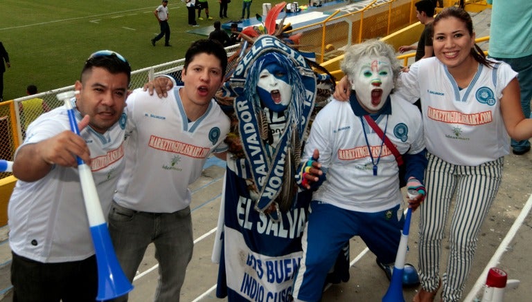 El Indio Cuscatleco en el estadio durante el entrenamiento del Tri