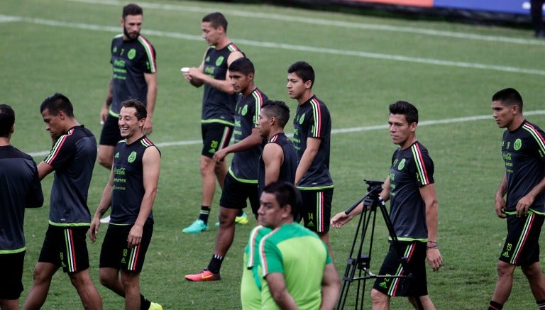 Jugadores del Tri antes de un entrenamiento