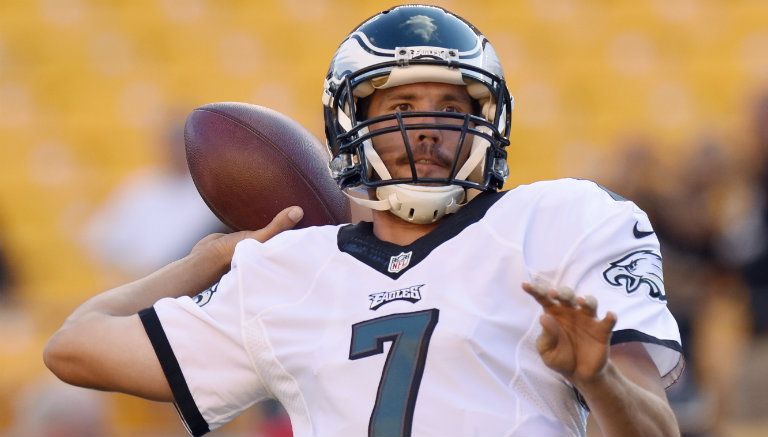 Sam Bradford durante una práctica con las Águilas