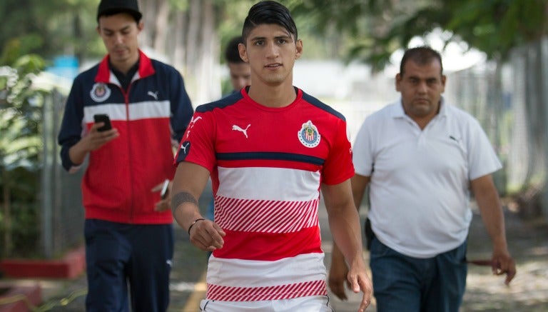 Alan Pulido previo a un entrenamiento con Chivas en Verde Valle