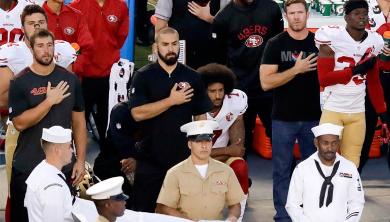 Colin Kaepernick, durante su protesta