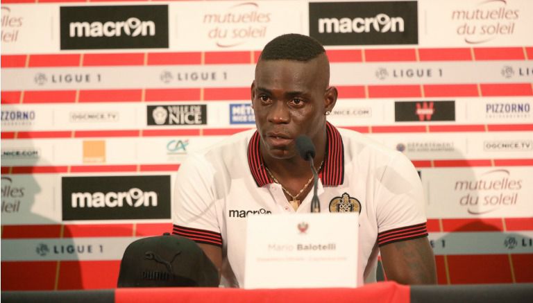 Balotelli durante su presentación con el Niza