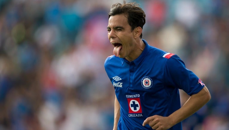 Omar Bravo celebra un gol con La Máquina