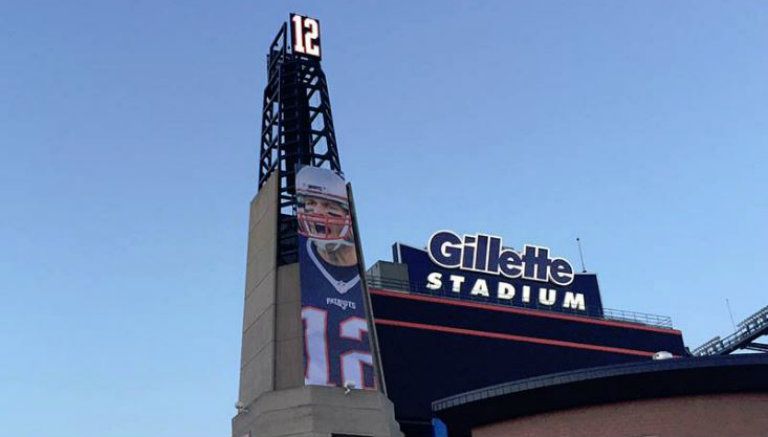 Pancarta gigante de Brady en el Gillette Stadium