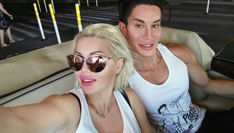 'Barbie y Ken' humanos, tomándose una selfie