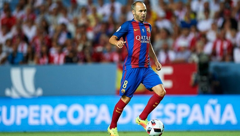 Iniesta disputa un encuentro con el Barcelona