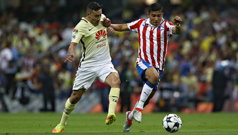 Balón disputado por Sambueza y Pineda