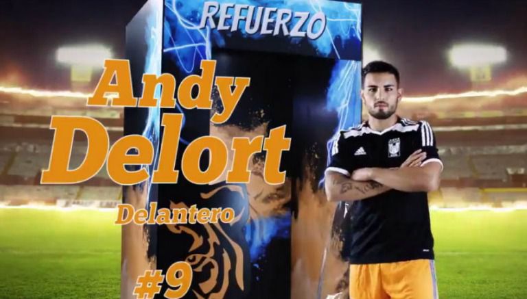 Andy Delort posa junto a su empaque como refuerzo felino