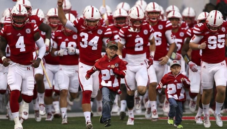 Jugadores de Nebraska saltan al terreno de juego