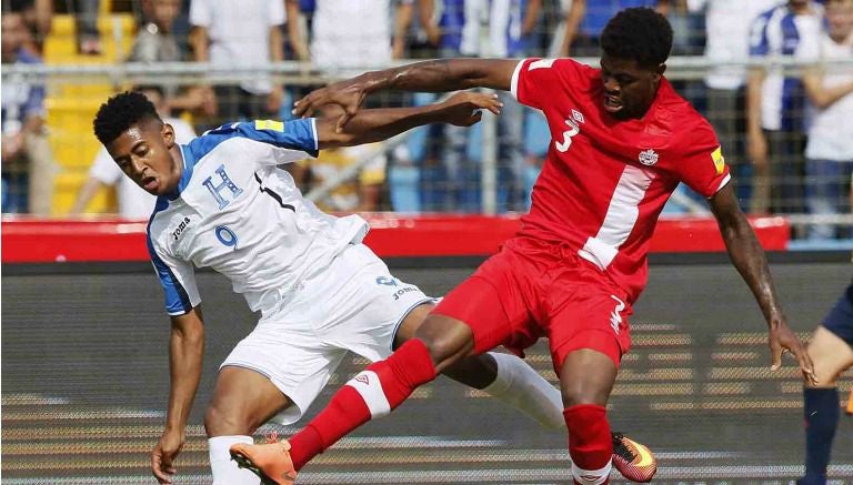 Anthony Lozano pelea un balón con Manjrekar James