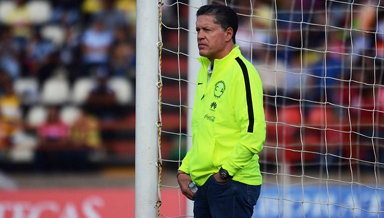 Ricardo Peláez observa desde la portería, previo a juego de Copa MX