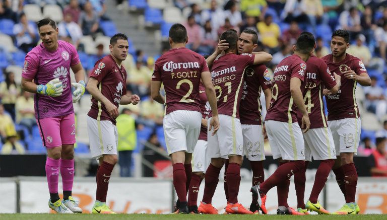 Jugadores del América festejan una anotación