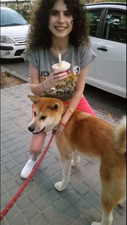 Sandra Iniesta con su perrita Maya