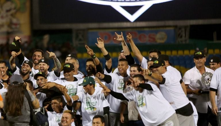 Jugadores de Pericos festejan tras el triunfo