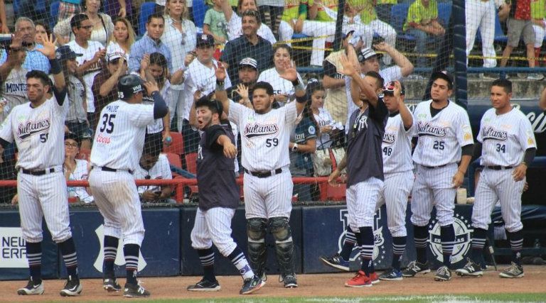 Jugadores de Sultanes festejan una anotación