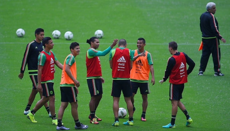 Jugadores del Tri entrenan en el Estadio Azteca