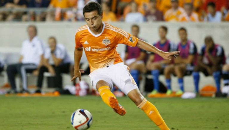 Cubo Torres durante un partido con el Houston Dynamo