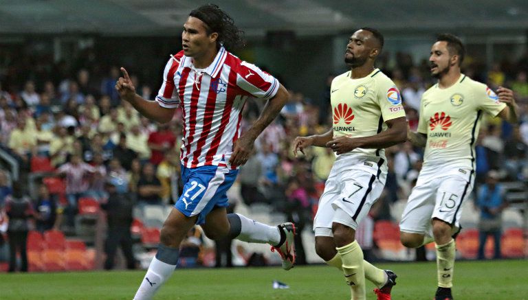 Gullit Peña festeja un gol contra el América