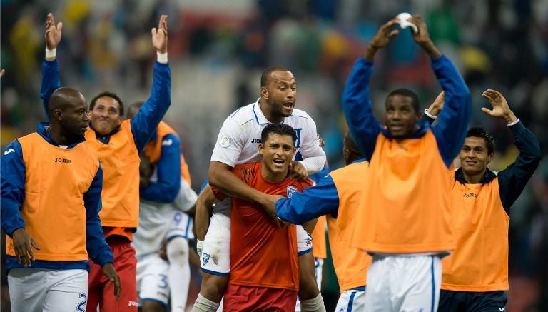 Jugadores de Honduras celebran el 1-2 contra el Tri en 2013