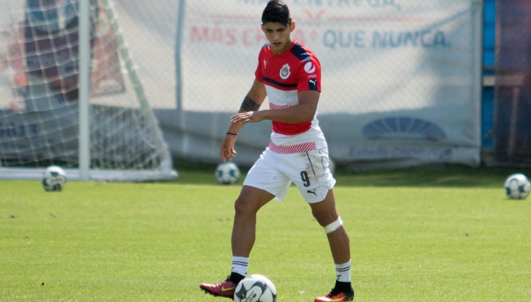 El atacante Alan Pulido en su primer entrenamiento con el Club Guadalajara