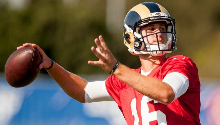 Jared Goff en un entrenamiento con los Rams