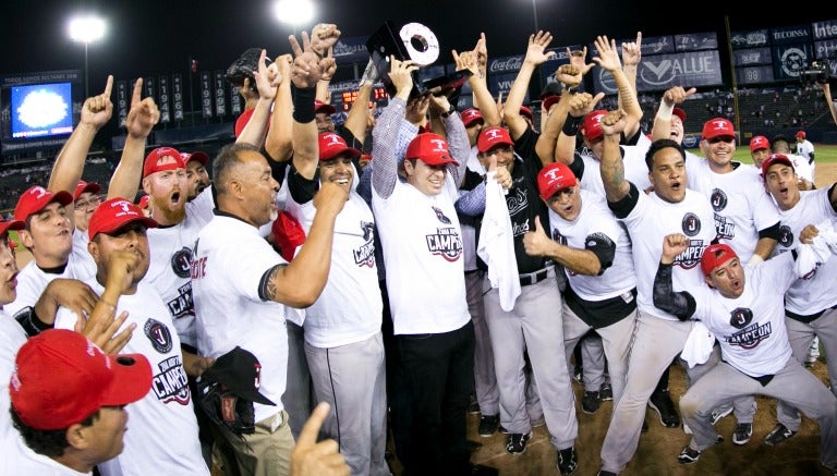 Los jugadores de los Toros de Tijuana celebran el título de la Zona Norte