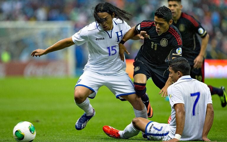 Aquino disputa un balón en el partido entre La H y el Tri en  2013