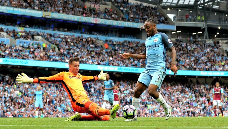 Sterling busca el gol en un partido de la Premier League