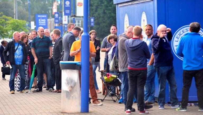 Fans del Leicester esperan formados en el King Power Stadium 