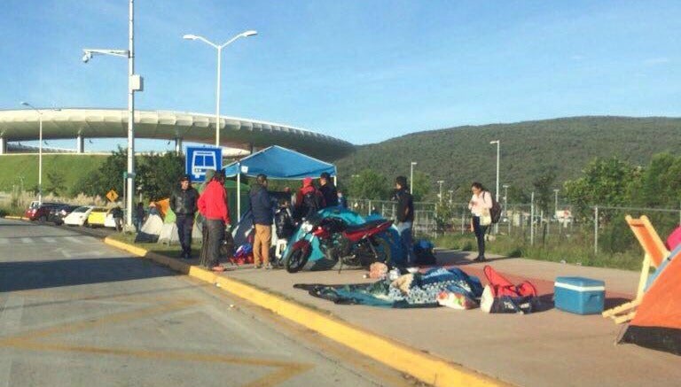 Así acampa la afición afuera del Estadio Chivas