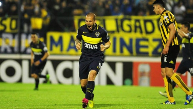 Darío Benedetto disputa un partido con Boca Juniors