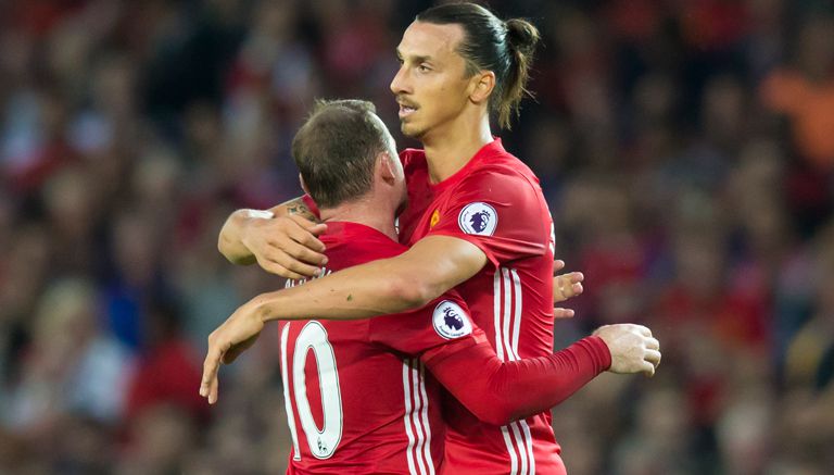 Zlatan Ibrahimovic se abraza con Wayne Rooney