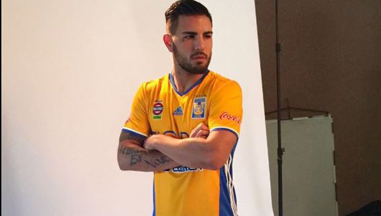 Andy Delort, en sesión de fotos con Tigres