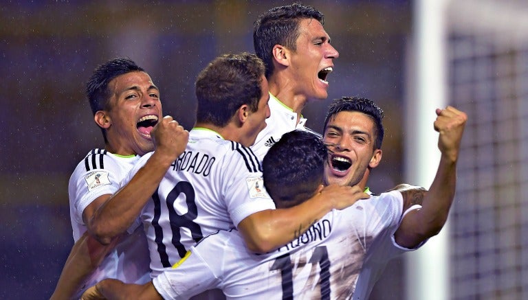 Jugadores del Tri celebran un gol contra El Salvador